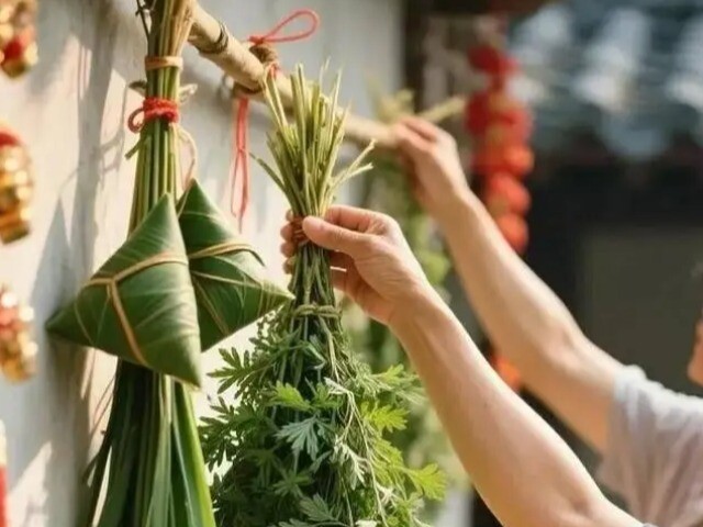 Tết Đoan Ngọ: Treo Ngải Cứu Đón Phúc, Xua Tà